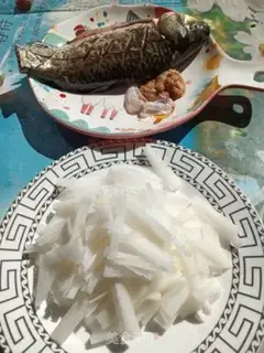 Make The radish fish soup step 0