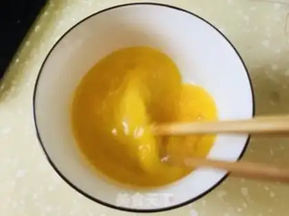 Make Garlic fried eggs step 1
