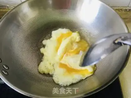 Make Garlic fried eggs step 2