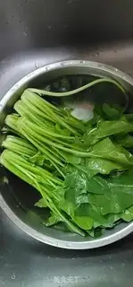 Make Spinach fried eggs step 0