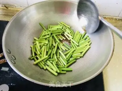 Make Garlic fried eggs step 4