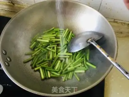 Make Garlic fried eggs step 5