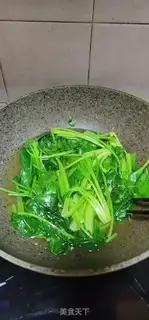 Make Spinach fried eggs step 3