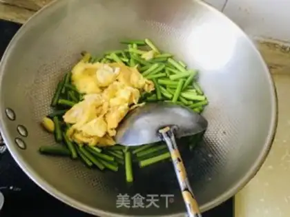 Make Garlic fried eggs step 6