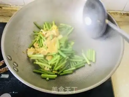 Make Garlic fried eggs step 7
