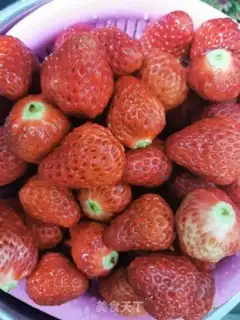 Make Homemade strawberry sauce step 0