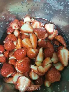 Make Homemade strawberry sauce step 1