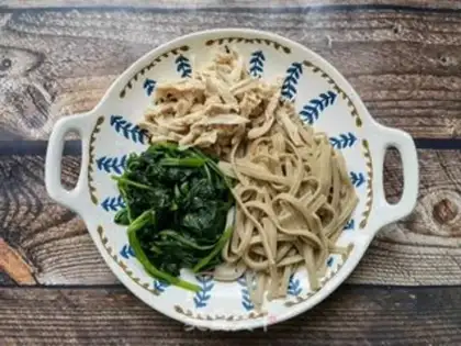 Make The spinach chicken gravy step 7