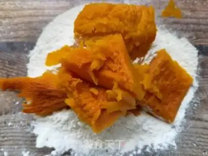 Make Hands on pumpkins step 1
