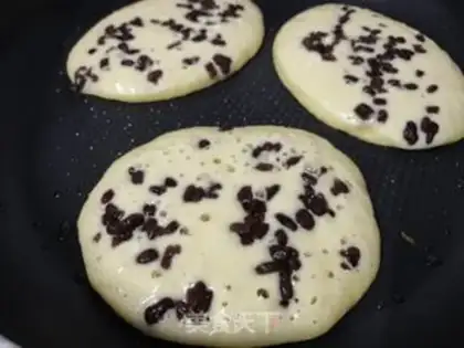 Make Red bean egg pancakes step 4
