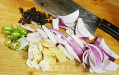 Make Doudou onion fried ribs step 1