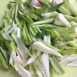 Make Five flowers with garlic step 1