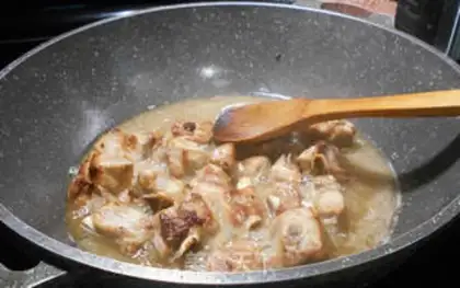 Make Doudou onion fried ribs step 2