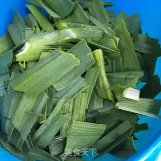 Make Five flowers with garlic step 2