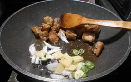 Make Doudou onion fried ribs step 4