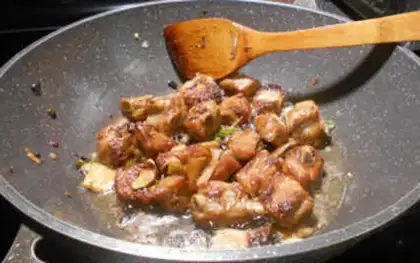 Make Doudou onion fried ribs step 5