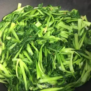 Make Tied peppers with golden needle mushrooms step 1