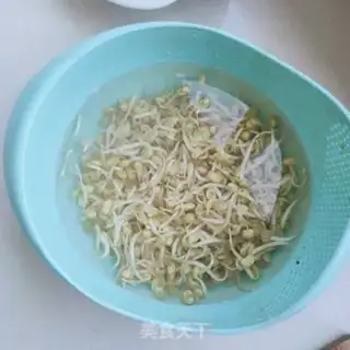 Make Pork and soybean sprouts step 0