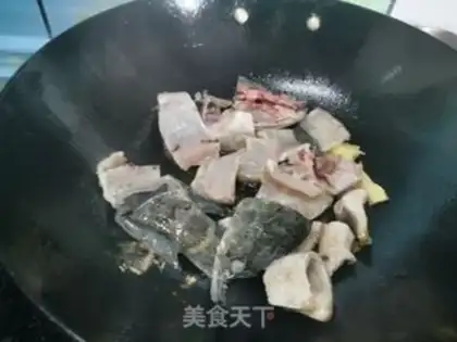 Make Puffy and black fish soup step 1