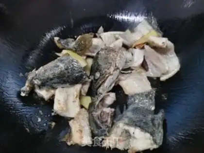 Make Puffy and black fish soup step 2