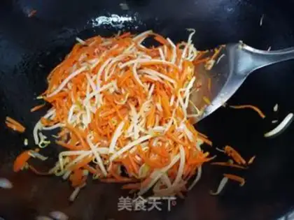 Make The green bean sprouts with red carrots step 3