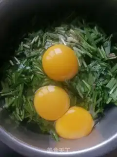 Make Scrambled eggs step 1