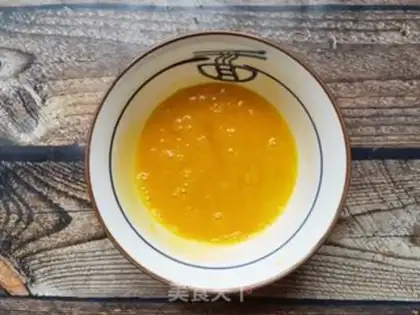 Make Scrambled eggs with garlic sauce step 1