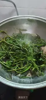 Make Scrambled meat sauce with black noodles step 1