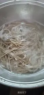 Make Scrambled meat sauce with black noodles step 4