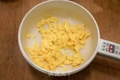 Make Egg soy noodles step 1