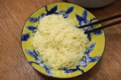 Make Egg soy noodles step 5