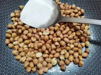 Make The fragrance bean is dry with peanut rice step 2