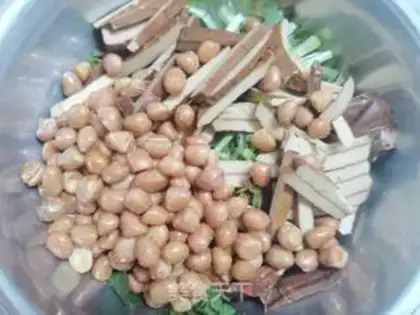 Make The fragrance bean is dry with peanut rice step 3