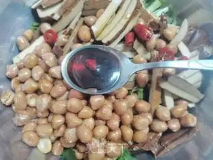 Make The fragrance bean is dry with peanut rice step 4