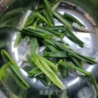 Make Garlic eggs with noodles step 2