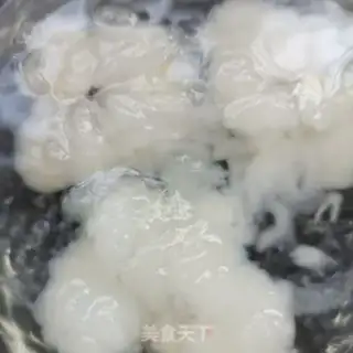 Make A three-coloured ball with snow clams step 1