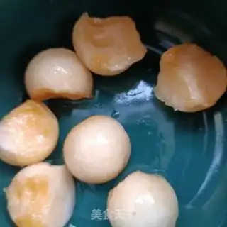 Make A three-coloured ball with snow clams step 2