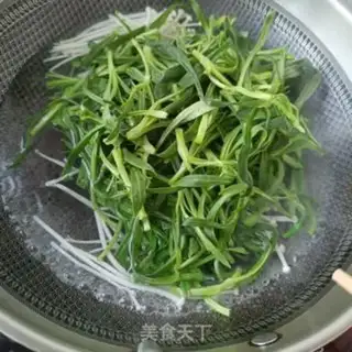 Make Garlic eggs with noodles step 6