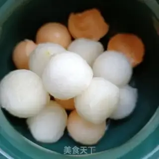 Make A three-coloured ball with snow clams step 4