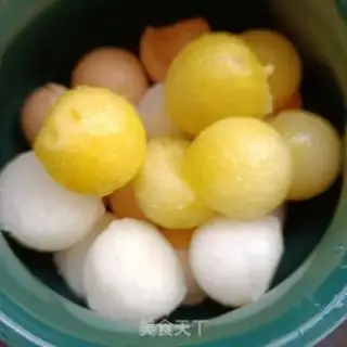 Make A three-coloured ball with snow clams step 6
