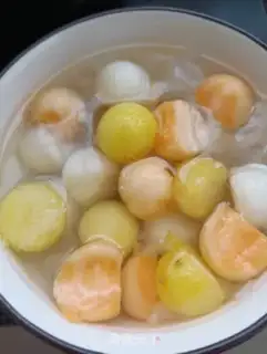 Make A three-coloured ball with snow clams step 10