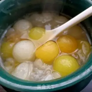 Make A three-coloured ball with snow clams step 14