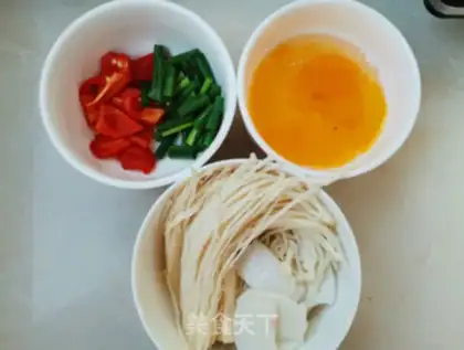 Make Eggs and golden mushrooms step 0