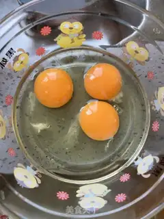 Make Garlic fried eggs step 1