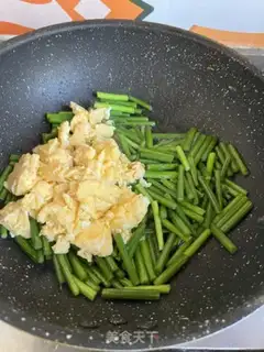 Make Garlic fried eggs step 5