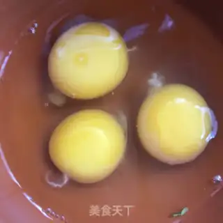 Make Tomato fried eggs step 1