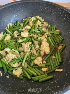 Make Garlic fried eggs step 6