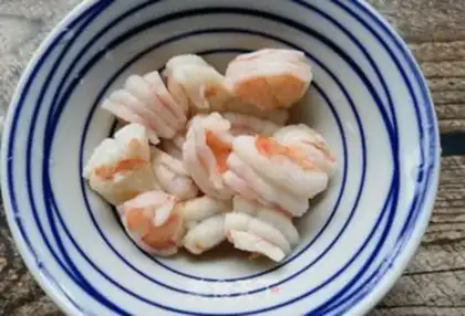 Make Shrimp and eggs step 0