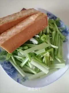 Make Celery fried fish tofu step 0