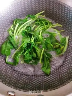 Make Tomato egg oak soup step 1